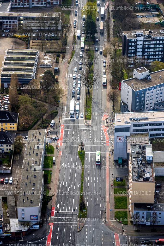 Bottrop260306304 | Luftbild, Straßenkreuzung Paßstraße und Friedrich-Ebert-Straße mit Radwegemarkierung, Straßenverkehr und neue Fahrbahnmarkierungen, Altstadt, Bottrop, Ruhrgebiet, Nordrhein-Westfalen, Deutschland