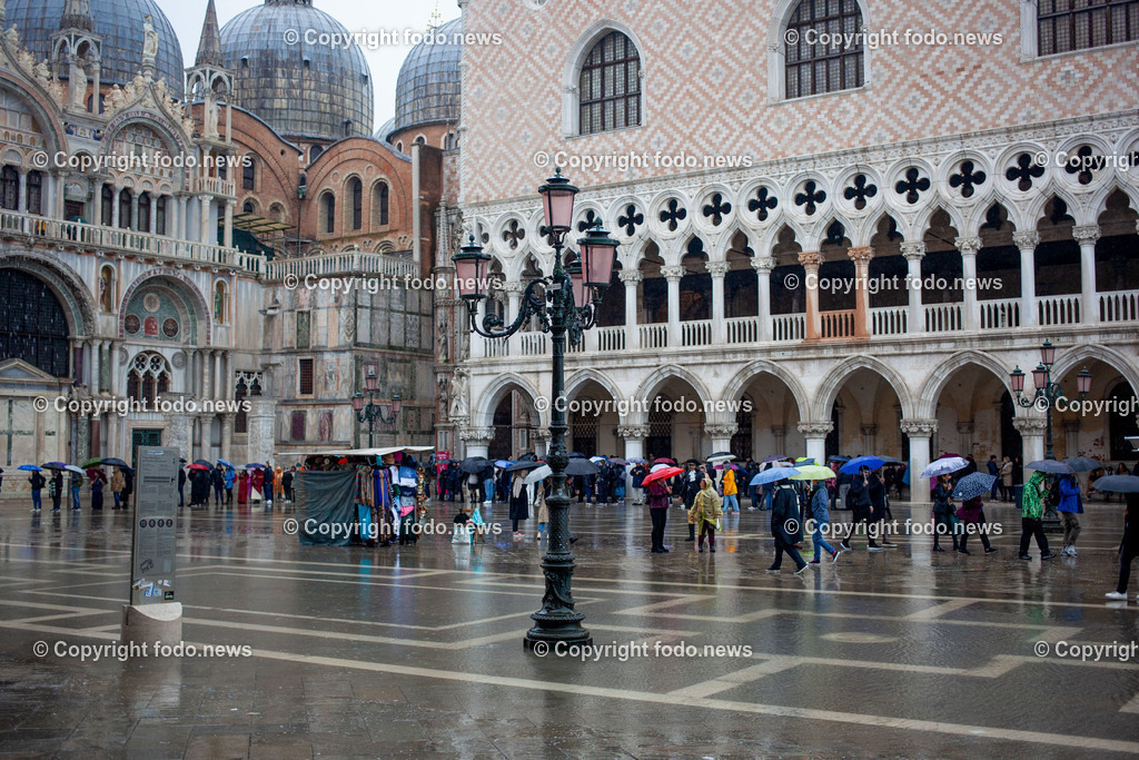 Venedig_ Stadtansichten_ Karneval_ 12.02.2024-2 | 12.02.2024, Italien, ITA, Venetien, Venedig, im Bild Venedig, Stadtansichten, Touristen, Reisefeature, Karneval, Masken, maskiert, venezianisch, Reise, Venedig, Venezia, Venetien, Stadtansicht, Campanile, Canale Grande, Markusplatz, Markuskirche, Touristen, Gondel, Gondolere, Faehre, Motorboot, Wassertaxi, Vaporetto, Adria, Lagune, Pfahlbauten, Bruecke, Rialtobruecke, La Gondola, Dogenpalast, Italien, Hochwasser, Creativ, Kreativ