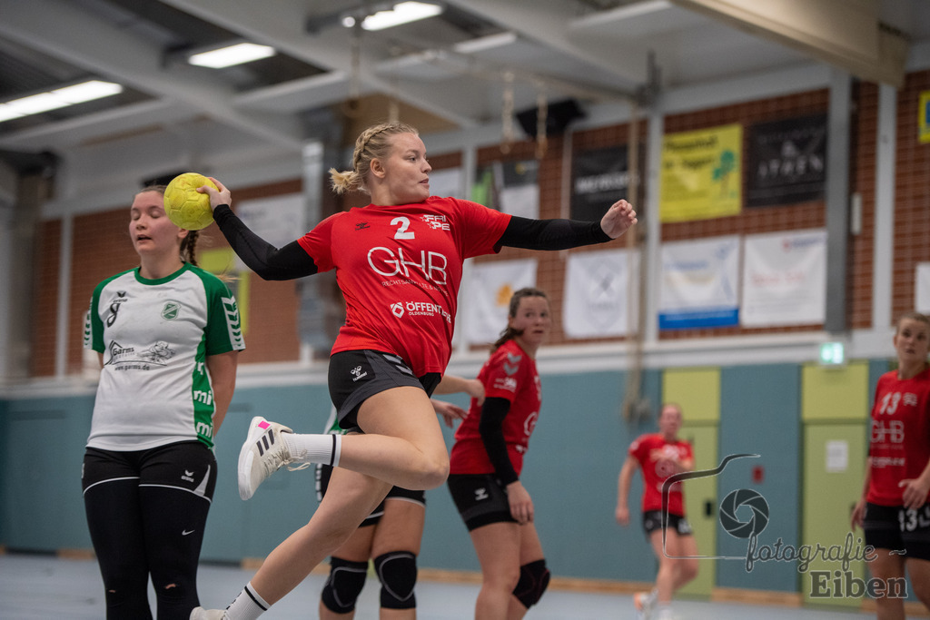 SG FriPe-TV Neerstedt | Oberliga Frauen; SG FriPe (rot)-TV Neerstedt (weiß) am 04.02.2023; in Petersfehn (Sporthalle Im Schulpacken), Photo: Philip Eiben 2023 - Realisiert mit Pictrs.com
