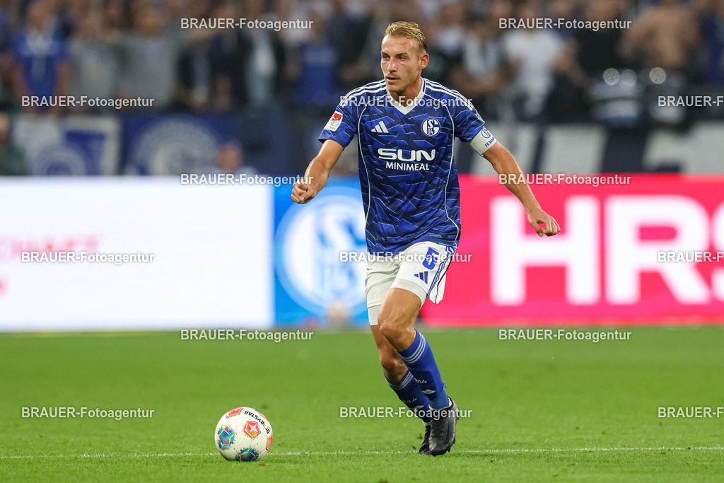 1_S04BER_20250801_1925.JPG -  - FC Schalke 04 - Hertha BSC Berlin - 2. Bundesliga | Gelsenkirchen, Deutschland, 01.08.25: Timo Becker (FC Schalke 04) in Aktion, am Ball, Einzelaktion waehrend des Spiels der 2. Bundesliga zwischen FC Schalke 04 - Hertha BSC Berlin in der Veltins-Arena am 01. August 2025 in Gelsenkirchen, Deutschland. (Foto von Stefan Brauer/Brauer-Fotoagentur)DFB/DFL REGULATIONS PROHIBIT ANY USE OF PHOTOGRAPHS AS IMAGE SEQUENCES AND/OR QUASI-VIDEO.