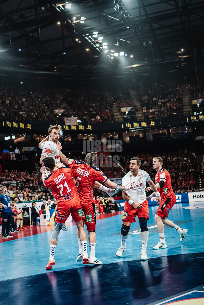 Handball | Herren | EHF EURO 2024 | European Championshop Men 2024 Final Tournament | Norwegen vs. Dänemark | 21.01.2024 | Mathias Gidsel (#19, Dänemark, DEN) wird am Wurf gehindert