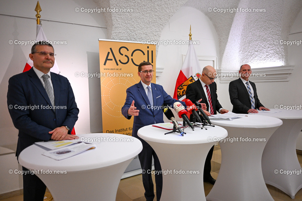 Pressekonferenz Land Ooe_ Stabilitaet der Lieferketten im Fokus_ 22.01.2024-13 | 22.01.2024, Linz, AUT, Pressekonferenz Land Ooe, Stabilitaet der Lieferketten im Fokus – aktuelle Analysen und Forschungsergebnisse und kuenftige Schwerpunkte im Bild Franz Staberhofer (Praesident Supply Chain Intelligence Institute Austria (ASCII)), LR Markus Achleitner (VP), Gabriel Felbermayr (Direktor Oesterreichisches Institut fuer Wirtschaftsforschung (WIFO) und Vizepraesident Supply Chain Intelligence Institute Austria (ASCII)), Hubert Zajicek (Leiter der Steel Division und Mitglied des Vorstandes der voestalpine)