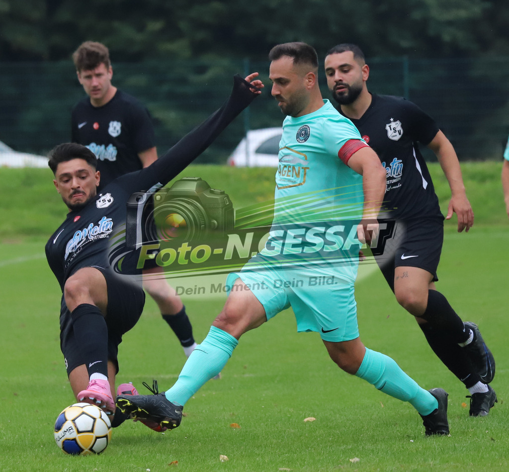 International Bünde - TSV Löhne | Auf dem Bild zu sehen: türkis International Bünde: Oguz Güler ; schwarz TSV Löhne: Emre NikbayInternational Bünde, TSV Löhne, Saison 25/26, Kreispokal, Muckum, Deutschland - Realisiert mit Pictrs.com