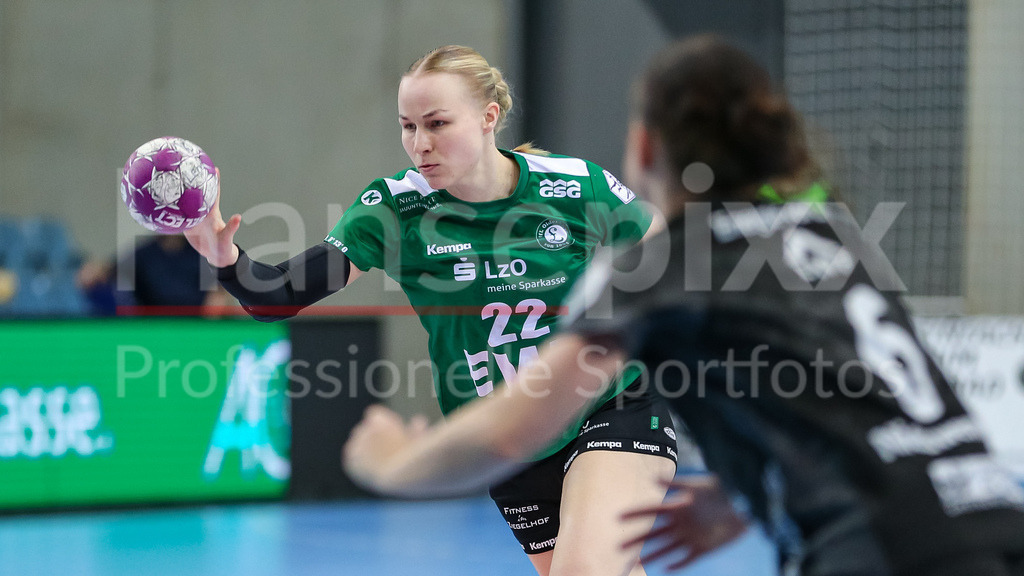 Handball, Bundesliga Frauen, VfL Oldenburg - HSG Bad Wildungen Vipers | v.li.: Lotta Röpcke (VfL Oldenburg, 22) am Ball, Spielszene, Aktion, Action