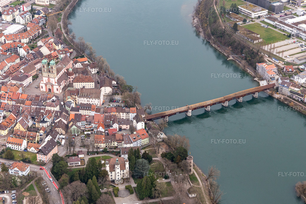 Vue aérienne: Vue de la ville sur le Rhin avec le château de Schönau et le pont en bois historique sur le Rhin dans le quartier de Bad Säckingen. à Stein dans le département Argovie, Suisse. Photo: IMG_120136.jpg prise le 17/03/2020 par Werner Riehm/FLY-FOTO.eu – Résolution de l'original: 5472 x 3648 px