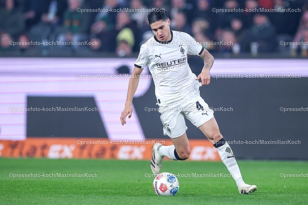 BMG13122502074 | 13.12.2025, Fußball, Borussia Mönchengladbach - VfL Wolfsburg, 1. Fußball Bundesliga, 14.Spieltag, Borussia-Park, Saison 2025 2026: Kevin Diks&nbsp;(Borussia Mönchengladbach #04)  DFB regulations prohibit any use of photographs as image sequences and or quasi-video.