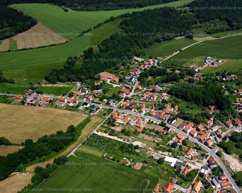 2634250 | HUNDESHAGEN 09.06.2006 Landwirtschaftliche Nutzflächen und Feldgrenzen  umsäumen das Siedlungsgebiet des Dorfes in Hundeshagen im Bundesland Thüringen, Deutschland // Agricultural land and field boundaries surround the settlement area of the village  in Hundeshagen in the state Thuringia, Germany Foto: Gerhard Launer