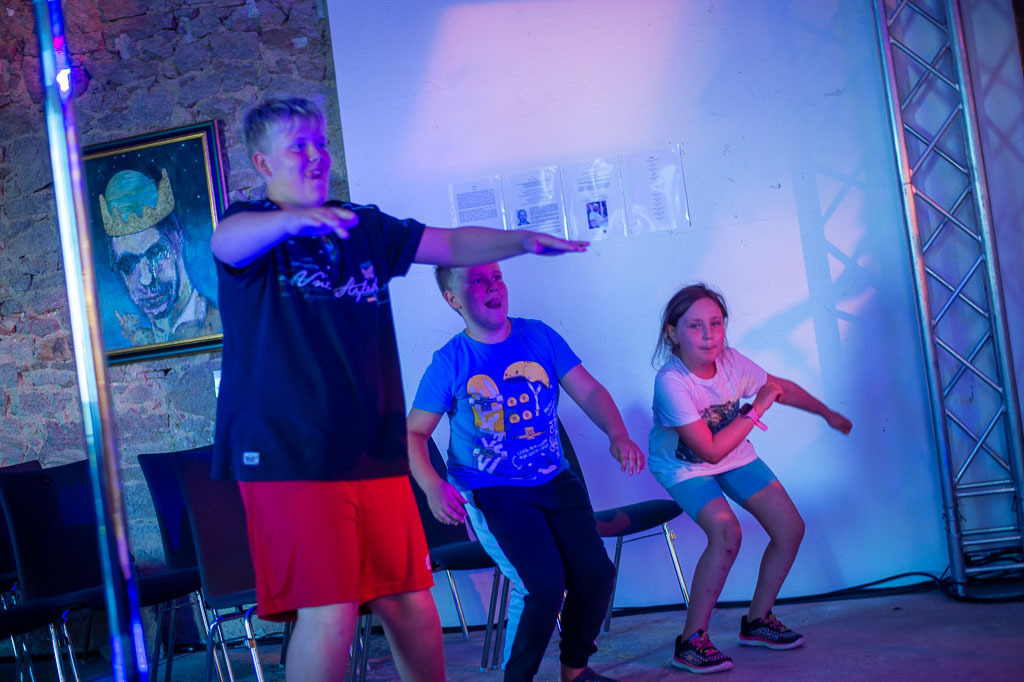 Summ Summ Salsa | Kinderkonzert Summ Summ Salsa mit Klazz Brothers & Cuba Percussion im Forte Belvedere Leisnig zum Festival Hallo Leisnig 2022. - Realisiert mit Pictrs.com