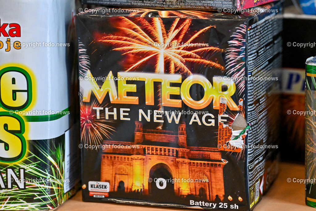 Pressekonferenz LPD Ooe_ Gemeinsam Sicher mit der Pyrotechnik_ 04.12.2023-11 | 04.12.2023, Landespolizeidirektion Oberoesterreich, AUT, Pressekonferenz LPD Ooe, Kampagnenpraesentation - Gemeinsam Sicher mit der Pyrotechnik, im Bild beschlagnahmte illegale Pyrotechnik