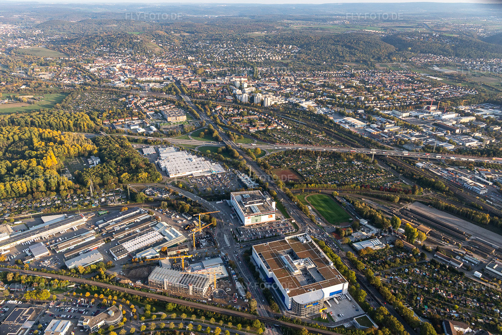 Luftbild: Einrichtungshäuser IKEA und Mann Mobilia sowie Durlachcenter mit Real und Saturn zwischen Gerwigstraße und Durlacher Allee im Ortsteil Rintheim in Karlsruhe im Bundesland Baden-Württemberg in Deutschland. Foto: IMG_123441.jpg vom 19.10.2020 durch Werner Riehm/FLY-FOTO.de
