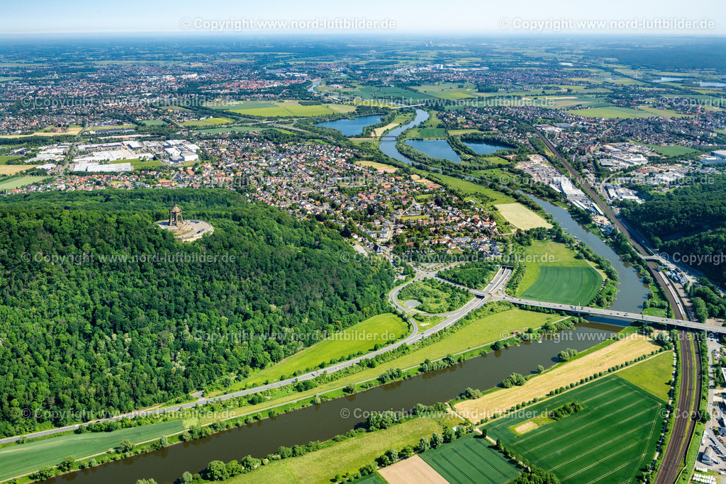 Porta_Westfalica_Kaiserwilhelmdenkmal_ELS_4611050623 | PORTA WESTFALICA 05.06.2023 Sehenswürdigkeit und Tourismus- Attraktion des Geschichts- Denkmal " Kaiser-Wilhelm-Denkmal " in Porta Westfalica im Bundesland Nordrhein-Westfalen, Deutschland. Weiterführende Informationen bei: Kotelett-Schmiede Gaststättenbetriebs GmbH,  Kögel Bau GmbH & Co. KG,  Landschaftsverband Westfalen-Lippe (LWL),  Peter Bastian Architekten BDA. // Tourist attraction of the historic monument " Kaiser-Wilhelm-Denkmal " in Porta Westfalica in the state North Rhine-Westphalia, Germany. Further information at: Kotelett-Schmiede Gaststaettenbetriebs GmbH,  Koegel Bau GmbH & Co. KG,  Landschaftsverband Westfalen-Lippe (LWL),  Peter Bastian Architekten BDA. Foto: Martin Elsen