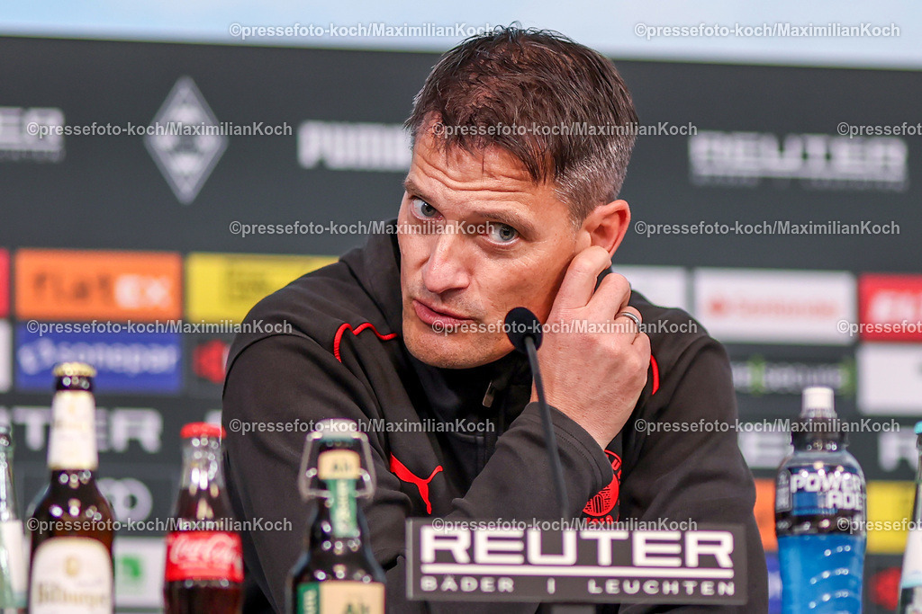 BMG24112401084 | 24.11.2024, Fußball, Borussia Mönchengladbach - FC St. Pauli, 1. Fußball Bundesliga, Borussia-Park, Saison 2024 2025: Pressekonferenz mit den Trainern nach dem Spiel - Trainer Alexander Blessin (Cheftrainer St.Pauli) ist sichtlich unzufrieden mit der Leistung seiner Mannschaft.DFB regulations prohibit any use of photographs as image sequences and or quasi-video.