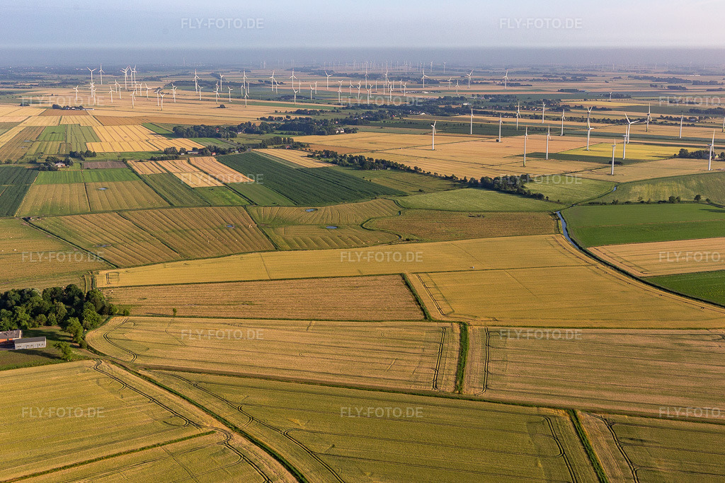 Luftbild: Windparks an der Nordsee im Ortsteil Flehde in Rehm-Flehde-Bargen im Bundesland Schleswig-Holstein in Deutschland. Foto: IMG_0007341.jpg vom 16.07.2021 durch Werner Riehm/FLY-FOTO.de