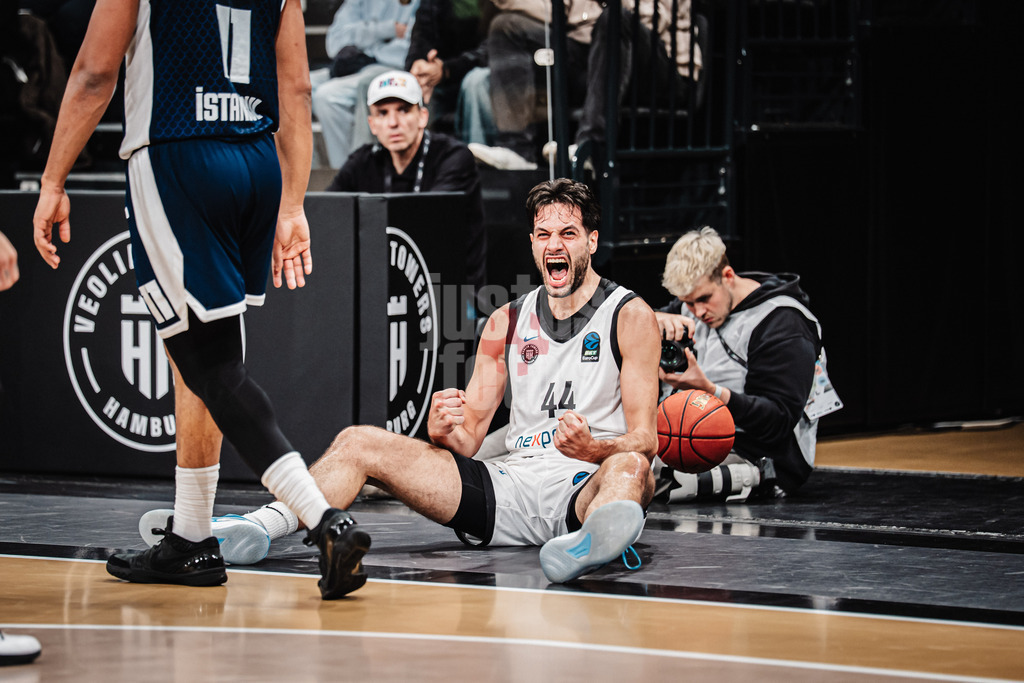 Basketball | Männer | Saison 2025/2026 | BKT EuroCup | Veolia Towers Hamburg vs. Bahcesehir College Istanbul | 14.10.2025 | Benedikt Turudic (#44, Veolia Towers Hamburg) jubelt auf dem Boden