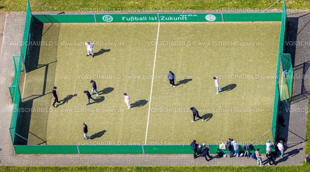 Witten260401684 | Luftbild, Jugendliche auf einem Fußball Minispielfeld an der Gesamtschule Hardenstein, Westherbede, Witten, Ruhrgebiet, Nordrhein-Westfalen, Deutschland