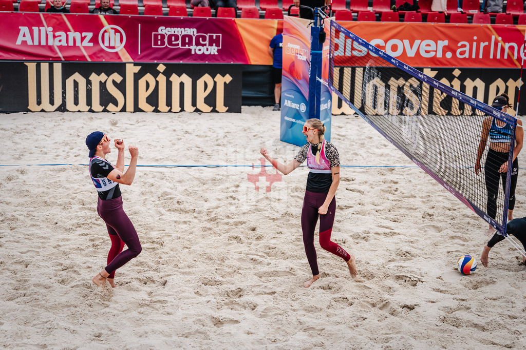 Beachvolleyball | Frauen | German Beach Tour 2024 | Tourstop Bremen | 06.06.2024 | jubel bei Melanie Gernert (links) und Nele Barber (rechts) nach dem Sieg