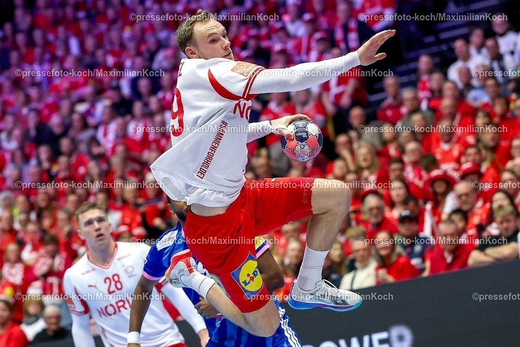 EHF22012603038 | 22.01.2026, Handball, Men's EHF EURO 2026, Frankreich - Dänemark, Jyske Bank Boxen in Herning, Dänemark, Main Round:  Mathias Gidsel (Denmark #19) wirft auf das Tor