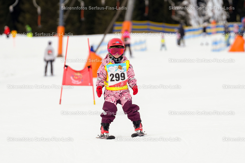 SRF_02.01.2026_0447 | Skirennfotos,Serfaus,Fiss,Ladis,Kinderskirennen,Winter,Tirol,Oberland,skirace,SFL,feelfree,weil wir's genießen,ski,Ski,skifahren,Sonnenplateau, - Realisiert mit Pictrs.com