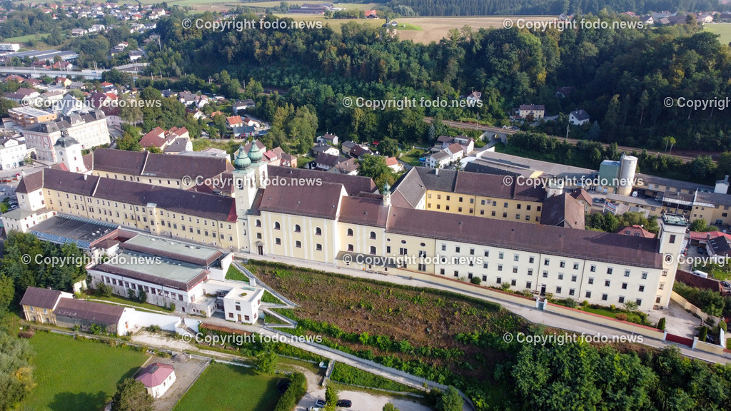 Stift Lambach_ Bibliothek_ 25.08.2022-1 | 25.08.2022, Lambach, AUT, Stift Lambach, Bibliothek, im Bild Stift Lambach, Drohne