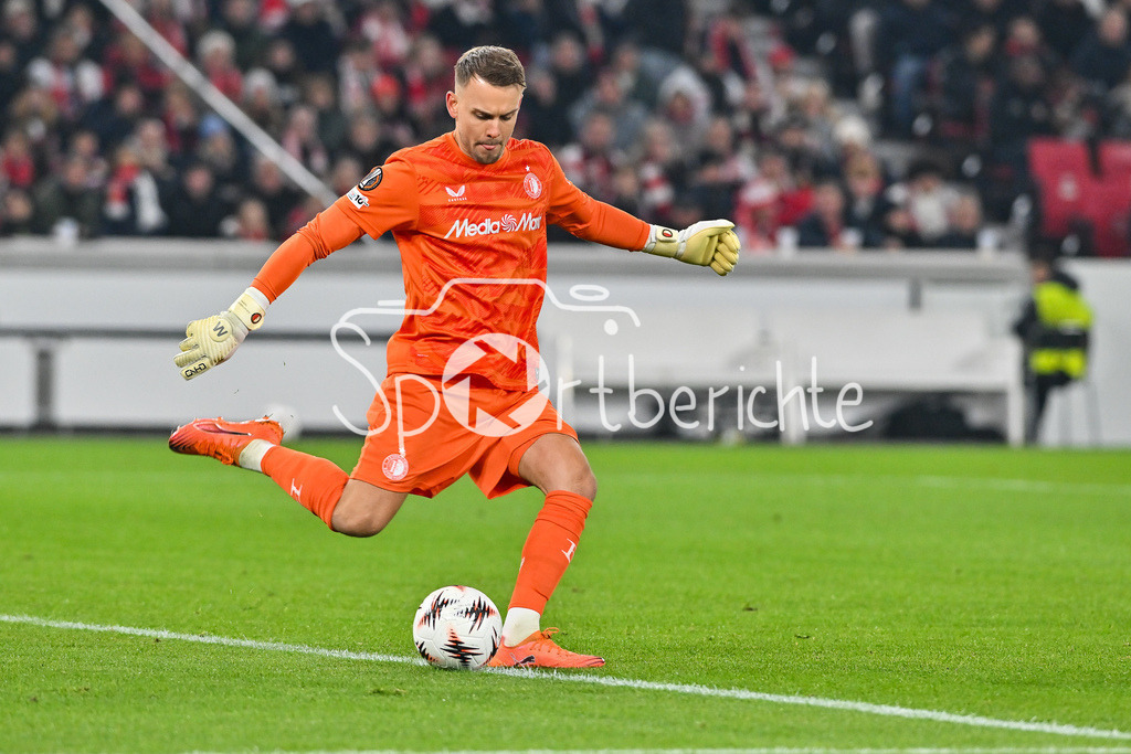 VfB Stuttgart - Feyenoord Rotterdam | STUTTGART, DEUTSCHLAND - 6. NOVEMBER: am Ball Timon WELLENREUTHER (Feyenoord Rotterdam 22) / Einzelfoto / Freisteller beim Ligaspiel zwischen dem VfB Stuttgart und Feyenoord Rotterdam am 4. Spieltag der Europa League in der MHP-Arena am 06.11.2025
