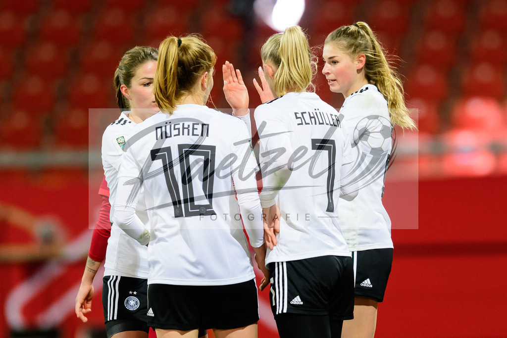 GERTUR20211126_180 | Fussball, Frauen: Jule Brand (Germany) Torjubel, jubelt mit ihrer Mannschaft nach dem Treffer zum 4:0 bei dem Spiel der WM-Qualifikation zwischen Deutschland und Tuerkei im Eintracht-Stadion am 26.11.2021 in Braunschweig, Deutschland. - Realisiert mit Pictrs.com