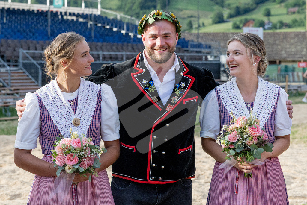 ISAF2026_Ehrung00049 | Gwerder Michael mit dem Ehrendamen - Realisiert mit Pictrs.com