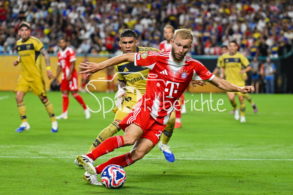 FC Bayern München - Boca Juniors | Im Duell Ayrton COSTA (Boca Juniors 32) und Konrad LAIMER (FC Bayern Muenchen 27) / Zweikampf / FIFA Club World Cup: FC Bayern Muenchen - Boca Juniors, Hard Rock Stadium am 20.06.2025 / NOT FOR SALE IN USA