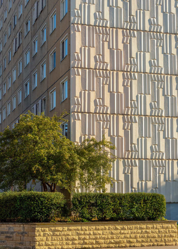 Jena-Lobeda | Strukturfassadenplatten an einem Giebel eines P2 (Wohnungsbauserie P2) – Ostmoderne - Realisiert mit Pictrs.com