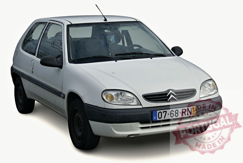 White Citroën Saxo facing forward with Portuguese license plate | Frontal view of a white Citroën Saxo showcasing its design and Portuguese license plate - Realized with Pictrs.com