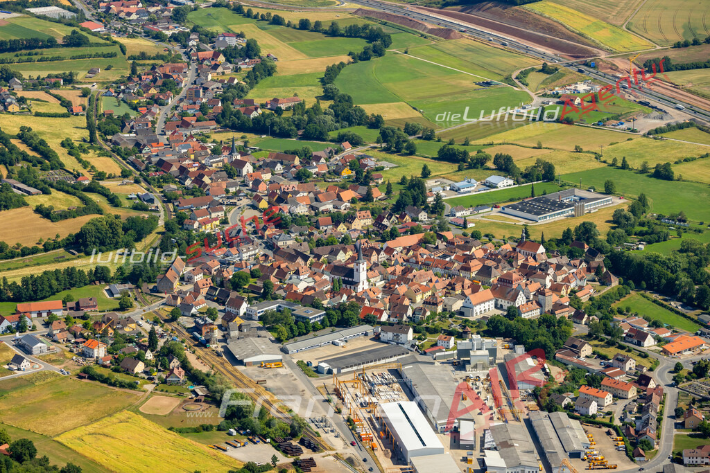 Das Luftbild zeigt :  Schlüsselfeld - Die Luftaufnahme wurde 2023 vom UL-Flugzeug aus erstellt ( keine Drohne ) - Hochauflösende Luftaufnahme - Für grossformatige Ausdrucke geeignet. Die Geschenkidee !Mit Lizenz und Bildrechte bestellbar