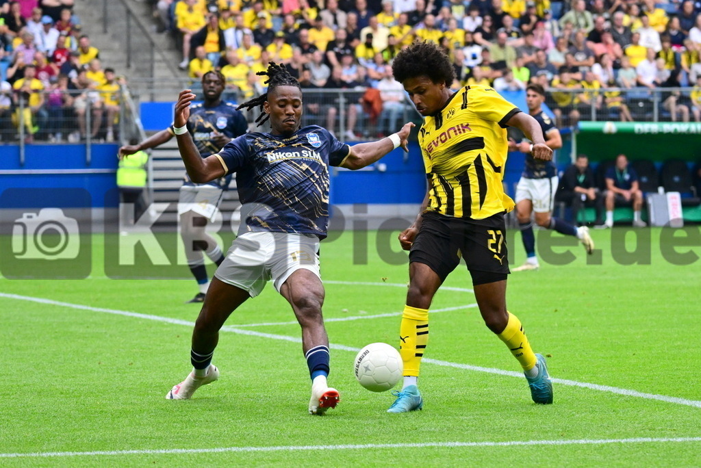 KBS Picture_PhoenixLuebeck-BorDortmund_036 | v.l. Iloka Obinna (Phoenix Luebeck) , Adeyemi Karim (Borussia Dortmund) ,Sportplatz :  Volksparkstadion, - Realisiert mit Pictrs.com
