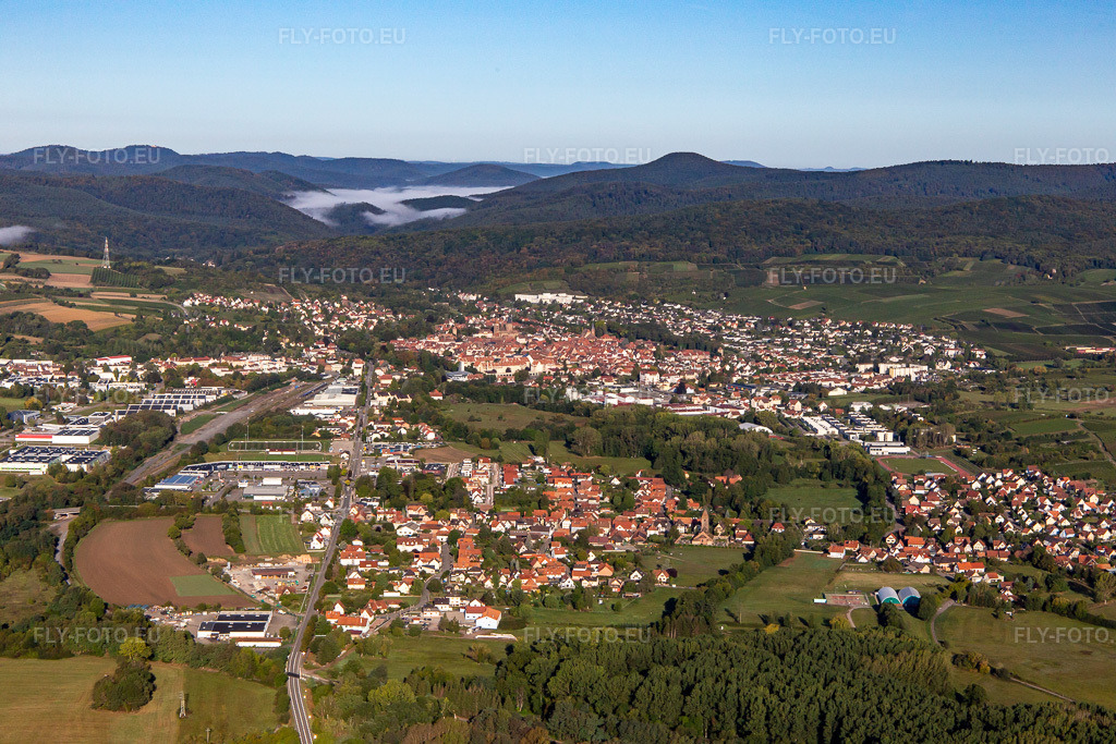 Vue aérienne: Vue de la ville depuis l'est à le quartier Altenstadt in Wissembourg dans le département Bas Rhin, France. Photo: IMG_138970.jpg prise le 24/09/2023 par Werner Riehm/FLY-FOTO.eu – Résolution de l'original: 5472 x 3648 px