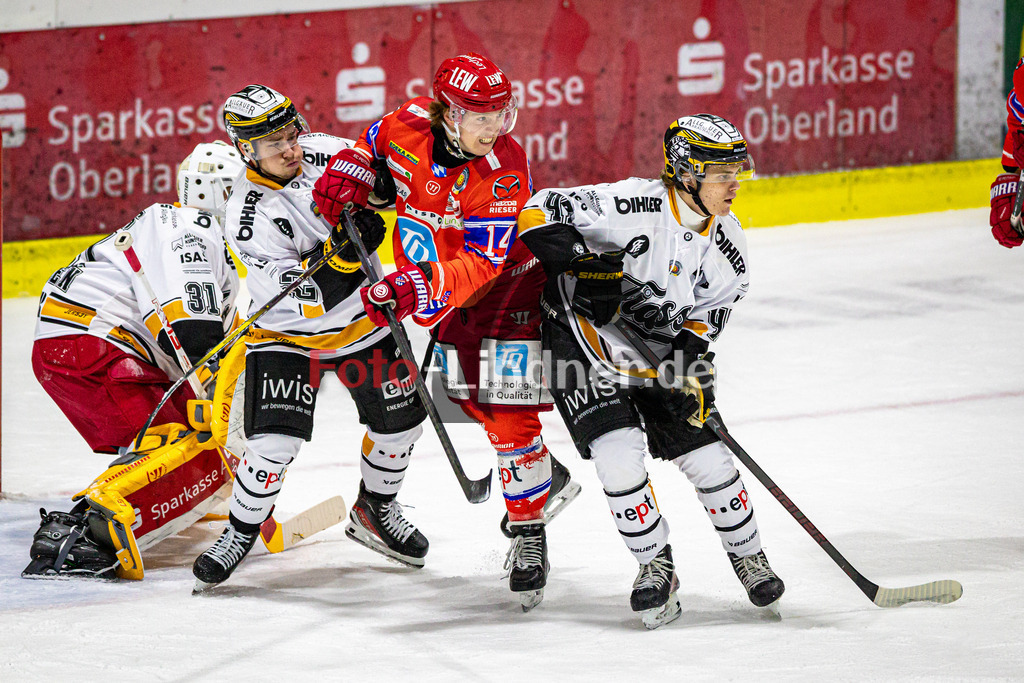 EC Peiting vs EV Füssen | Eishockey Oberliga Süd Vorrunde 2024/2025, EC Peiting vs EV Füssen, 20241002,Gedrängel vor dem Tor von Rihards BABULIS (EVF Goali 31),2024-10-02 in Peiting (Eisstadion)Leon DALLDUCH (ECP 14), Edgars VEILANDS (EVF 47), Jakob PEUKERT (EVF 27)Copyright: WolfgangxLindner foto-lindner.de