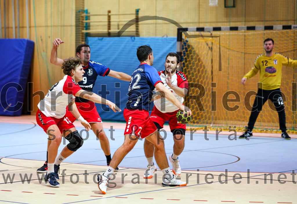 2022-09-24_066_SpVgg_Altenerding_gegen_HSG_Freising-Neufahrn | Erding, Deutschland, 24.09.2022:
Handball, Bezirksoberliga Männer 2022 / 2023, 2. Spieltag, SpVgg Altenerding gegen HSG Freising-Neufahrn, Endergebnis: 18:26

Jakob Köhler (SpVgg Altenerding, #13), Tobias Kapser (HSG Freising-Neufahrn, #22), Simon Dybilasz (SpVgg Altenerding, #7), Otto Donaubauer (SpVgg Altenerding, #12)

Foto: Christian Riedel / fotografie-riedel.net