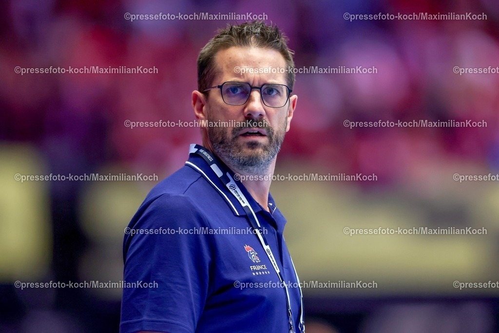 EHF22012603153 | 22.01.2026, Handball, Men's EHF EURO 2026, Frankreich - Dänemark, Jyske Bank Boxen in Herning, Dänemark, Main Round: Headcoach Guillaume Gille (France #hc) 