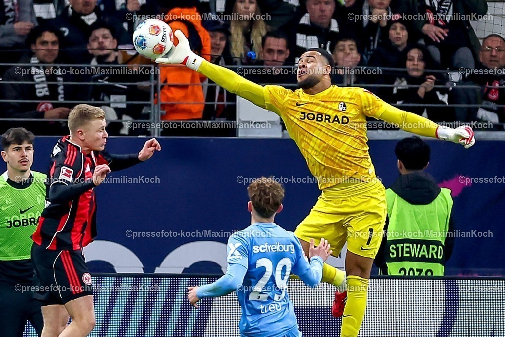 EFR01032601060 | 01.03.2026, Fußball, Eintracht Frankfurt - SC Freiburg, 1. Fußball Bundesliga, 24. Spieltag, Deutsche-Bank-Park (Frankfurt am Main), Saison 2025 2026: Torwart Noah Atubolu&nbsp;(SC Freiburg #01) verteidigt gegen Jonathan Burkardt&nbsp;(Eintracht Frankfurt #09)  DFB Regulations prohibit any use of photographs as image sequences and or quasi-video.