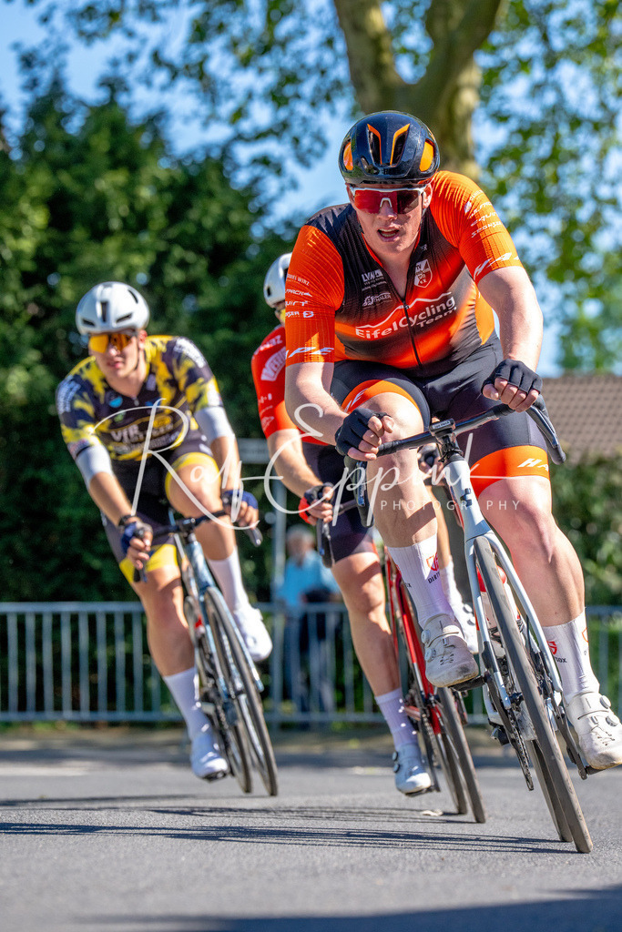 Spurt in den Mai 2026 - Großer Preis der Sparkasse Neuss | Annual one-day road cycling race "Großer Preis der Sparkasse Neuss" held in Büttgen, Germany, organized by VfR Büttgen 1912 e.V. The event features multiple races across all age categories from U11 youth to Elite men. - Realisiert mit Pictrs.com