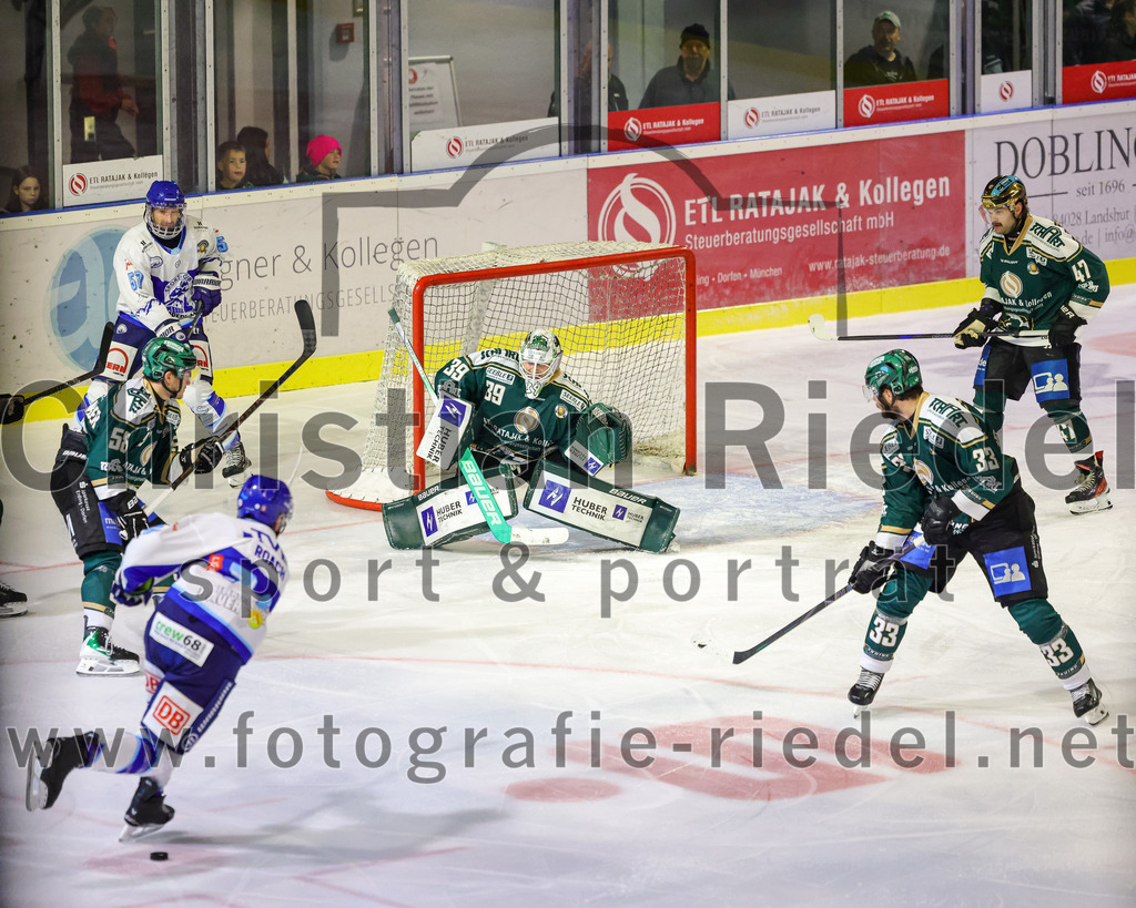 2025-09-26_091_TSV_Erding_gegen_SC_Riessersee | Erding, Deutschland, 26.09.2025:Eishockey, Oberliga Süd 2025 / 2026, 3. Spieltag, TSV Erding gegen SC Riessersee, Endergebnis: 3:5Paul Pfenninger (Erding Gladiators, #58), Jesse Roach (SC Riessersee, #74), Torwart Leon Meder (Erding Gladiators, #39), Marc Schmidpeter (Erding Gladiators, #33), Marco Pfleger (Erding Gladiators, #47)Foto: Christian Riedel / fotografie-riedel.net