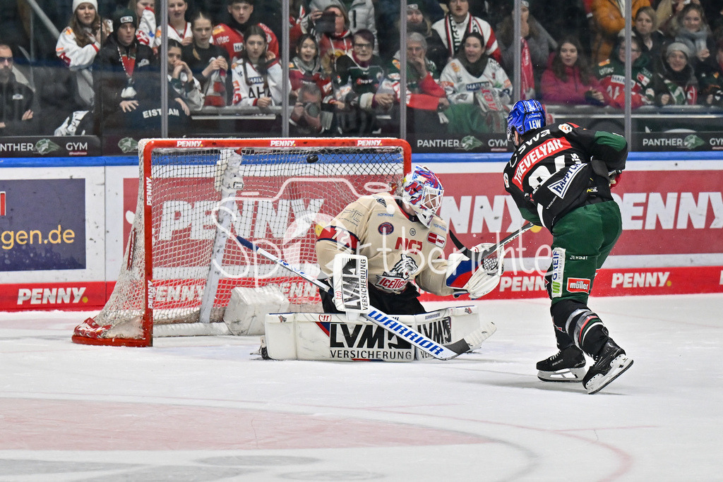 Augsburger Panther - Nürnberg Ice Tigers | beim Penaltyschiessen verwandelt T. J. TREVELYAN (Augsburger Panther #24)  seinen versuch / DEL: Augsburger Panther - Nuernberg Ice Tigers, Curt Frenzel Stadion am 03.01.2025