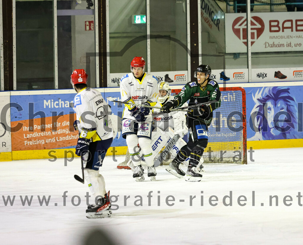 2023-01-06_037_TSV_Erding_gegen_ERV_Schweinfurt | Erding, Deutschland, 06.01.2023:
Eishockey, Bayernliga 2022 / 2023, 26. Spieltag, TSV Erding gegen ERV Schweinfurt, Endergebnis: 7:3

Torwart Benedict Roßberg (ERV Schweinfurt, #42), Mark Waldhausen (Erding Gladiators, #27)

Foto: Christian Riedel / fotografie-riedel.net