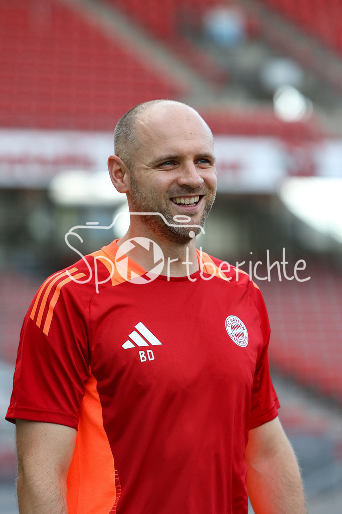 1. FC Nürnberg II - FC Bayern Amateure | Amateure CO-Trainer Sebastian DREIER in Aktion / Freisteller / Einzelfoto