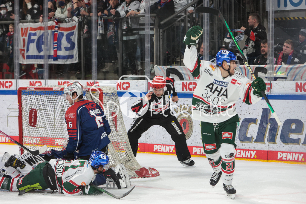 Nuernberg ICE Tigers - Augsburger Panther | David STIELER (AEV #21) jubelt nach seinem Tor zum 2-3 fuer den AEV