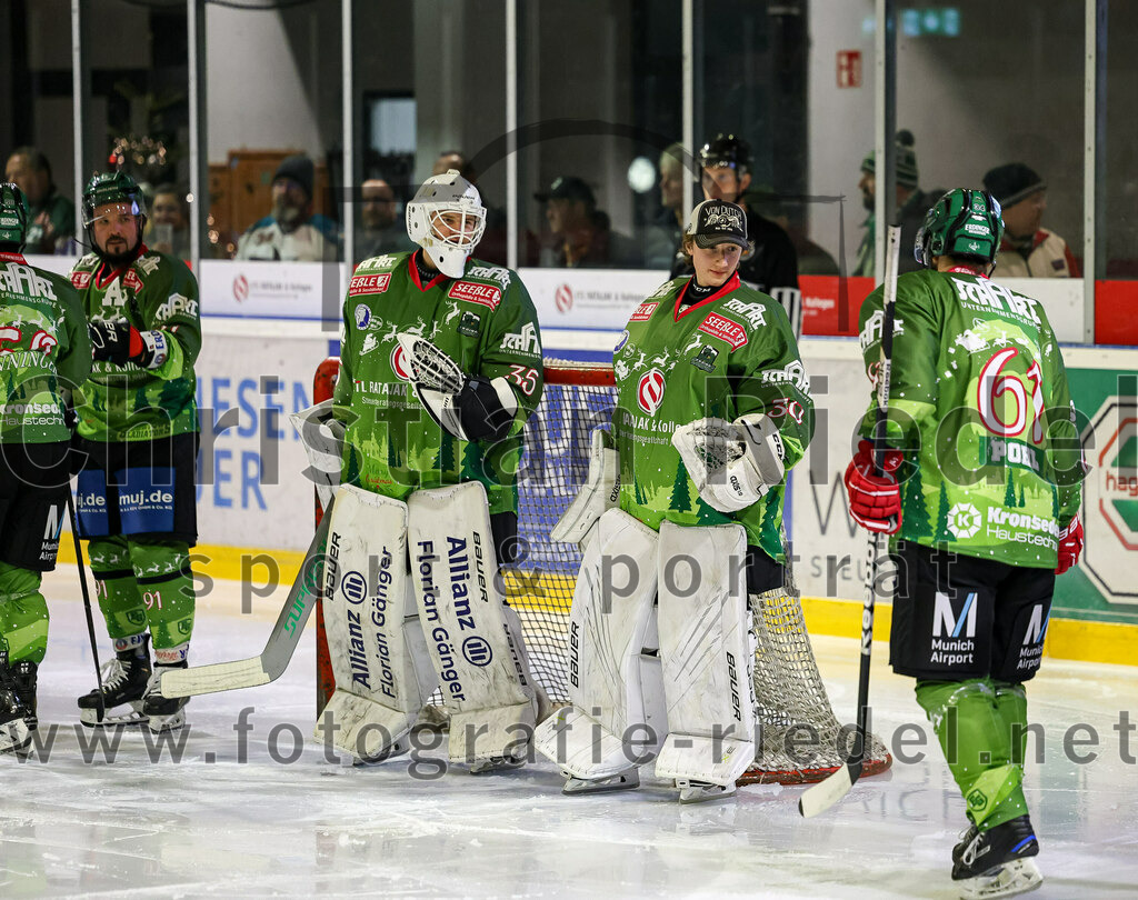 2023-12-17_002_TSV_Erding_gegen_ESC_Kempten | Erding, Deutschland, 17.12.2023:
Eishockey, Bayernliga Vorrunde 2023 / 2024, 18. Spieltag, TSV Erding gegen ESC Kempten, Endergebnis: 5:1

Torwart Niklas Schlammer (Erding Gladiators, #35), Torwart Matthias Kipfelsberger (Erding Gladiators, #30), Petr Pohl (Erding Gladiators, #55)

Foto: Christian Riedel / fotografie-riedel.net