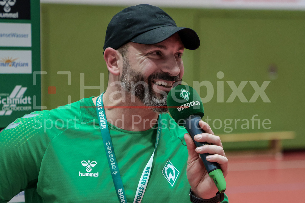 Handball, 2. Bundesliga Frauen, SV Werder Bremen - HL Buchholz 08-Rosengarten | v.li.: Patrice Giron (Trainer, Interimstrainer, Cheftrainer, SV Werder Bremen) während der Pressekonferenz nach dem Spiel, lächelt, lacht, freut sich, Spaß, Freude, Portrait, Nahaufnahme, Einzelfoto, Einzelbild