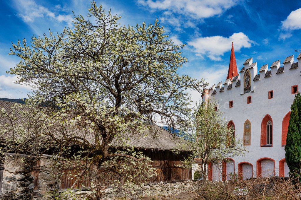 Risschlössl | Das Risschlössl in Flaurling zur Frühlingszeit