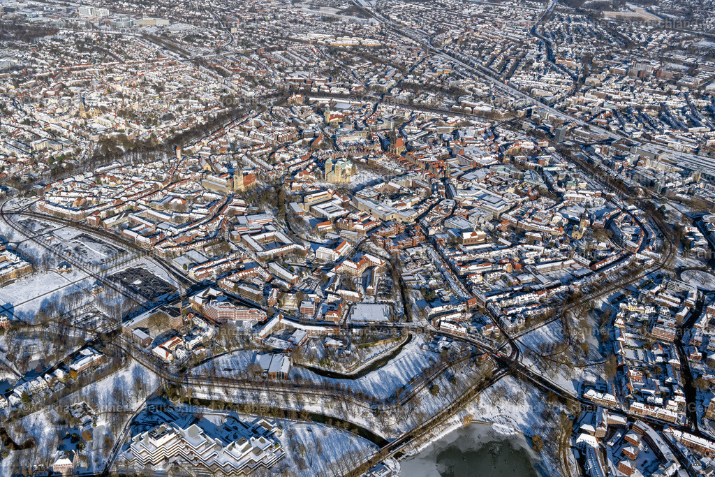 4043944 | MüNSTER 13.02.2021 Winterlich schneebedeckte Altstadtbereich und Innenstadtzentrum in Münster im Bundesland Nordrhein-Westfalen, Deutschland. Weiterführende Informationen bei: Stadt Münster,  Stadtwerke Münster GmbH. // Wintry snowy old Town area and city center in Muenster in the state North Rhine-Westphalia, Germany. Further information at: Stadt Muenster,  Stadtwerke Muenster GmbH. Foto: Gerhard Launer