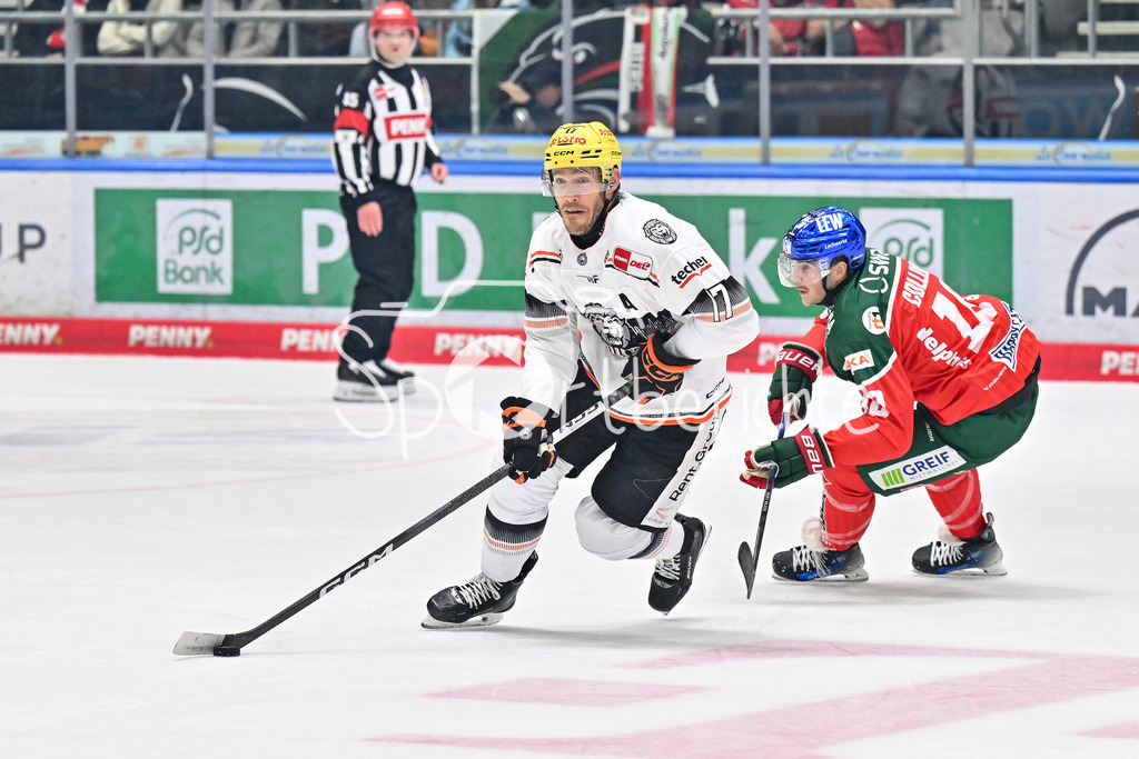 Augsburger Panther - Löwen Frankfurt | im Duell Carter ROWNEY (Löwen Frankfurt #17) und Chris COLLINS (Augsburger Panther #10) / Zweikampf / DEL: Augsburger Panther - Löwen Frankfurt, Curt Frenzel Stadiom am 11.10.2024