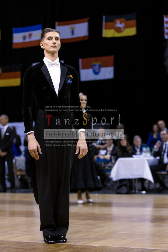 20241102_DM_HGR_Std_16162 | Tanzsportbilder, Standardtanz, Lateintanz, WDSF, DTV, LTVB, dancecomp, goc, hessen tanzt, blaues band der spree, walzer, tango, wiener walzer, slowfox, quickstepp, samba, rumba, cha-cha-cha, paso doble. jive, hd-kroft photography, turniertanzsport
