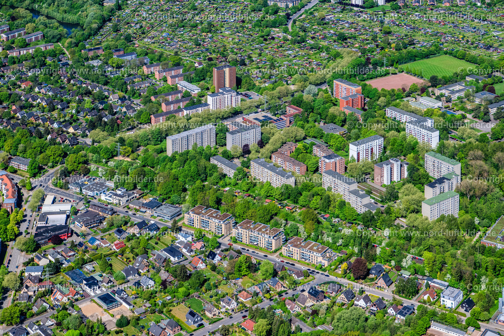 Hamburg_Bramfeld_Bengelsdorferstrasse_ELS_3919010525 | HAMBURG 01.05.2025 Wohngebiet der Mehrfamilienhaussiedlung an der Bengelsdorferstraße im Ortsteil Wandsbek in Hamburg, Deutschland. // Residential area of the multi-family housing estate on Bengelsdorferstrasse in the Wandsbek district of Hamburg, Germany. Foto: Martin Elsen
