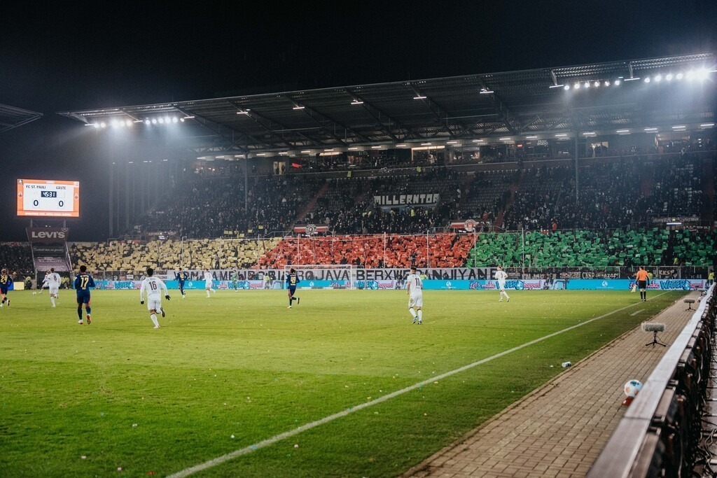 FCP02410 | Der offizielle Shop für FC St. Pauli Fotos. Wähle aus Spielszenen & Fanmomenten dein FCSP Wunschformat. Wir liefern Millerntor-Atmosphäre.